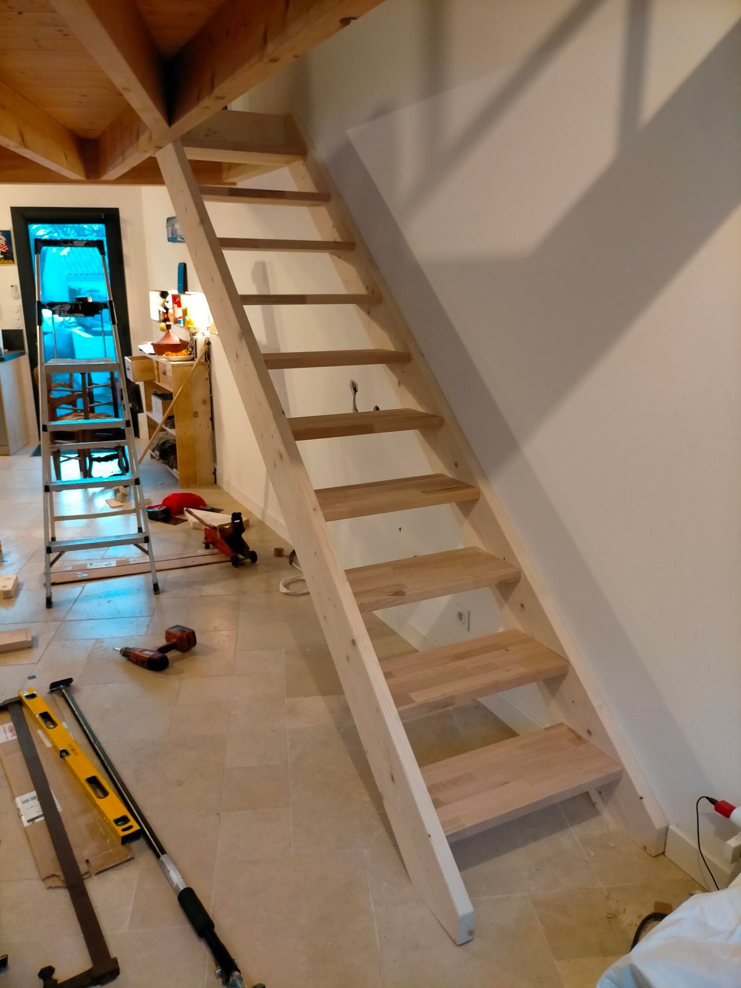 Concept et pose de cuisine et d'escalier sur mesure